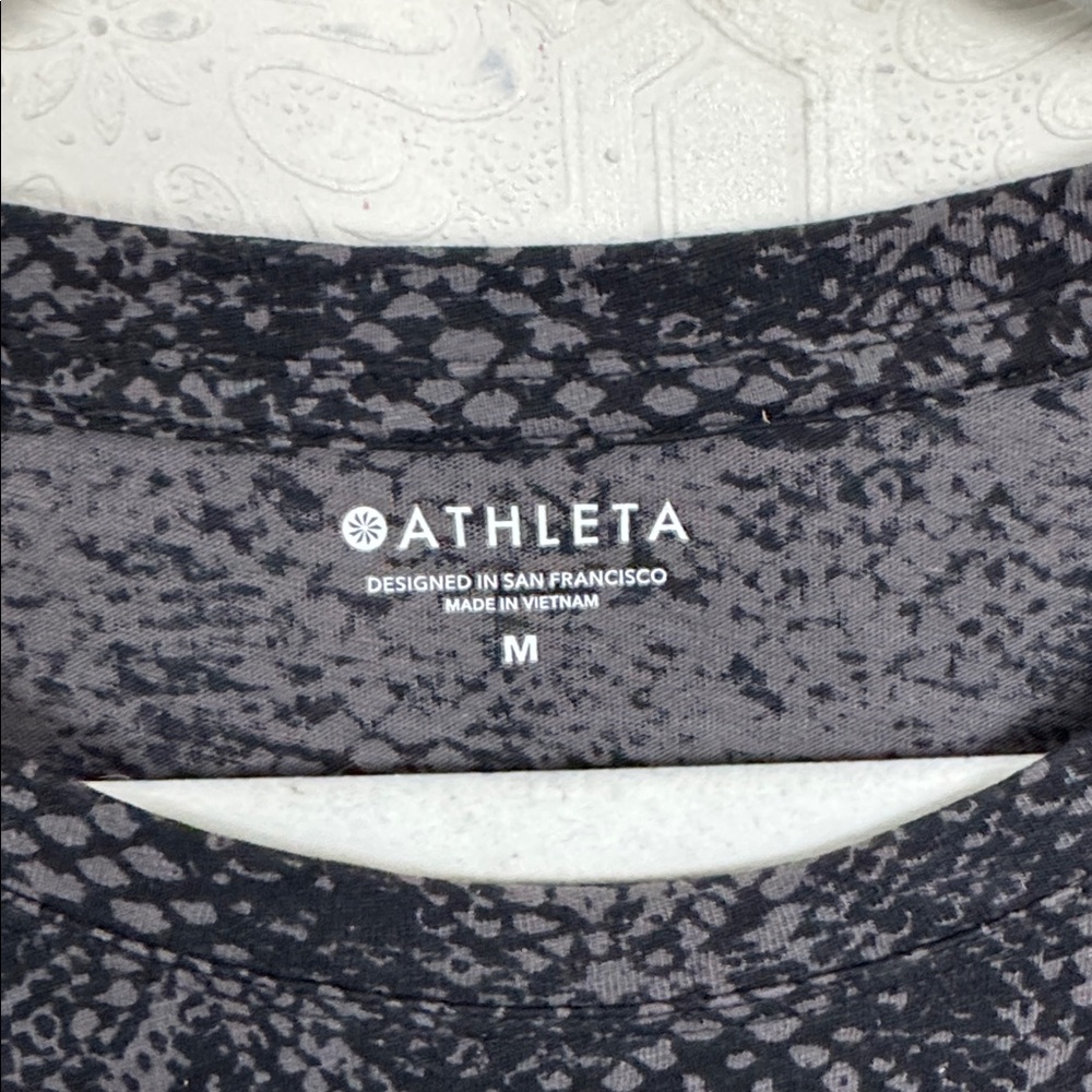Athleta 100% Cotton Crewneck Tee Tshirt Black Medium Snake Print Graphic - Picture 4 of 6
